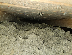 Zateplení stropu zděného rodinného domu pomocí foukané izolace